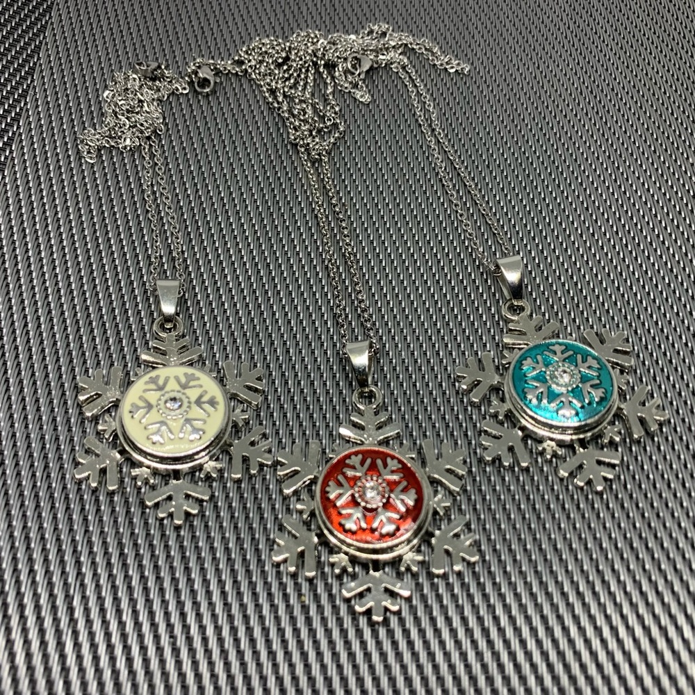 ✨Snowflake Snap Button Charm Necklace - Comes with ALL 3 Charms - Picture 1 of 5